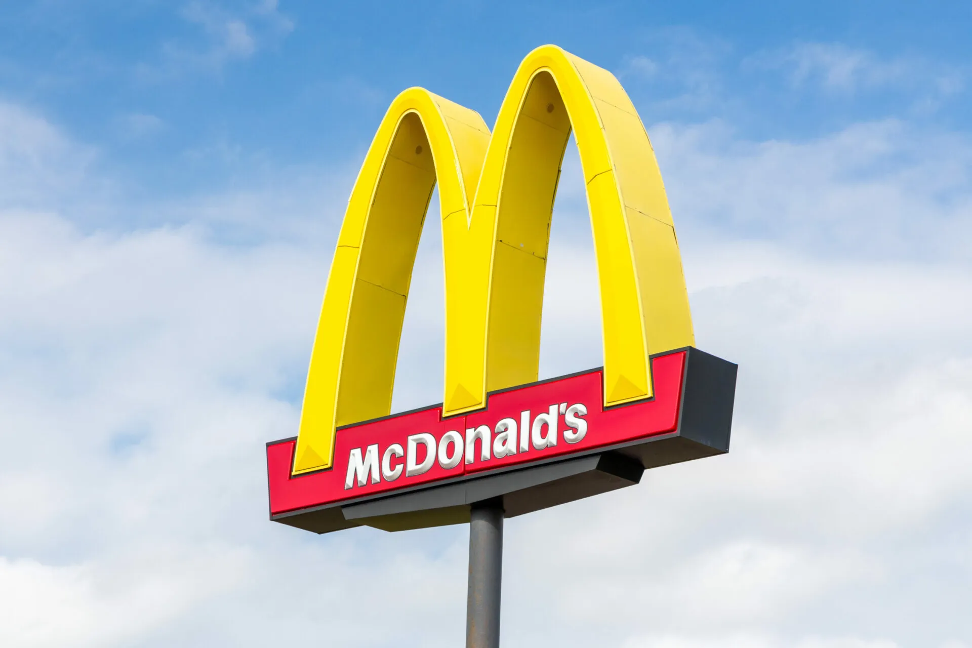 A mcdonald 's sign with the word 